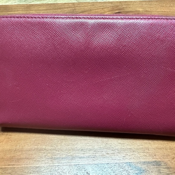 Prada Wallet!! Great color for Spring!! - Picture 4 of 8